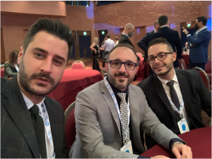 Tre ragazzi in giacca e cravatta che partecipano alla convention A2A